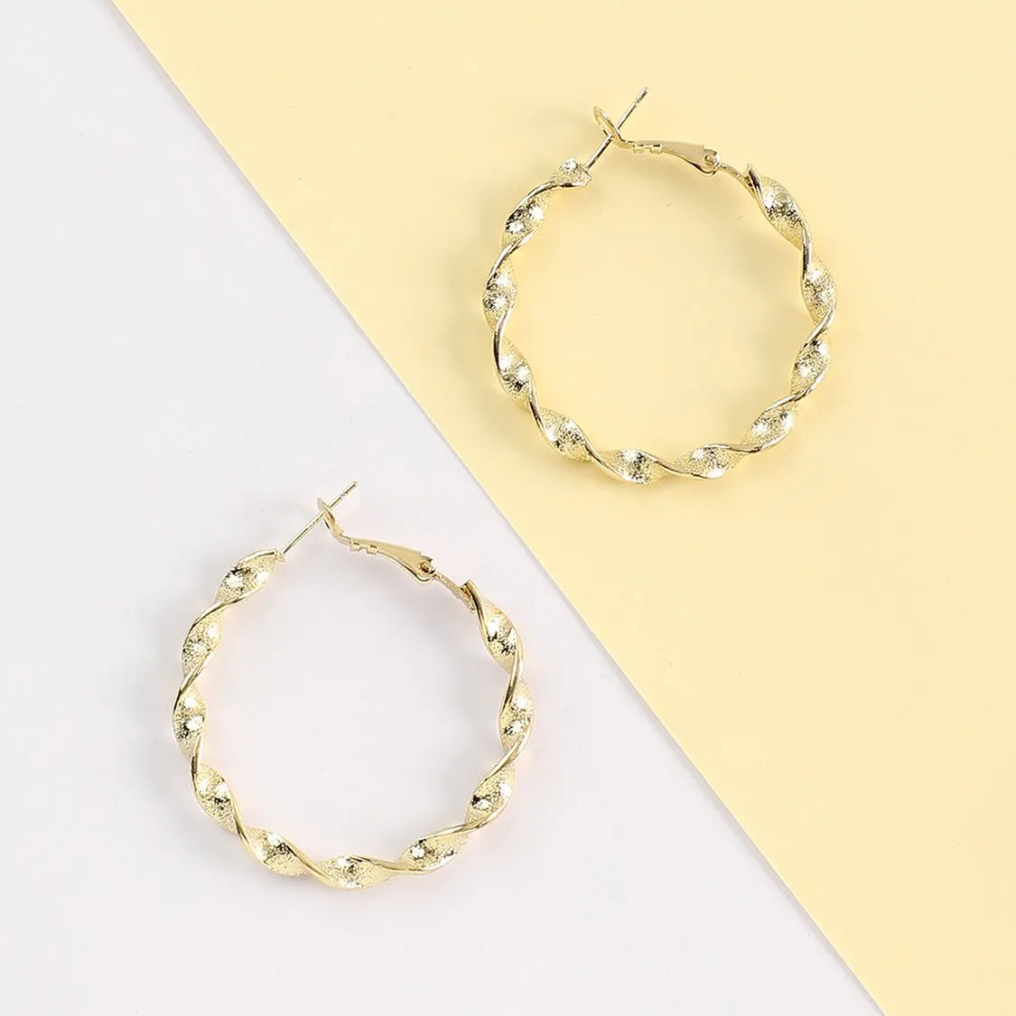 GOLDEN TWIST HOOP EARRING