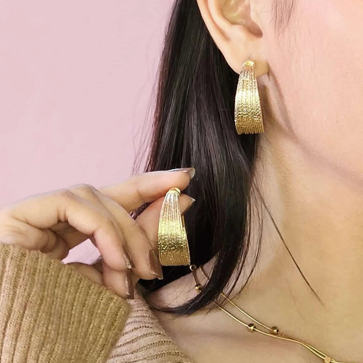 GOLDEN WOVEN HOOP EARRING