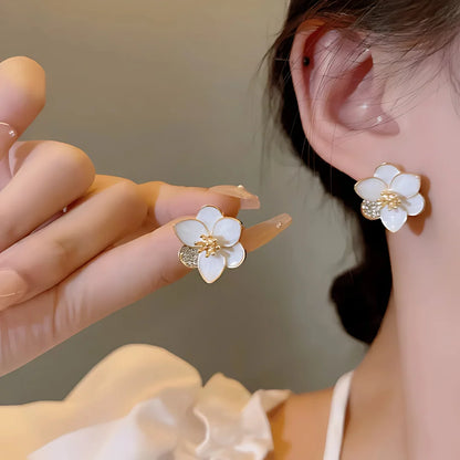 GOLDEN PETAL BLOOM EARRING