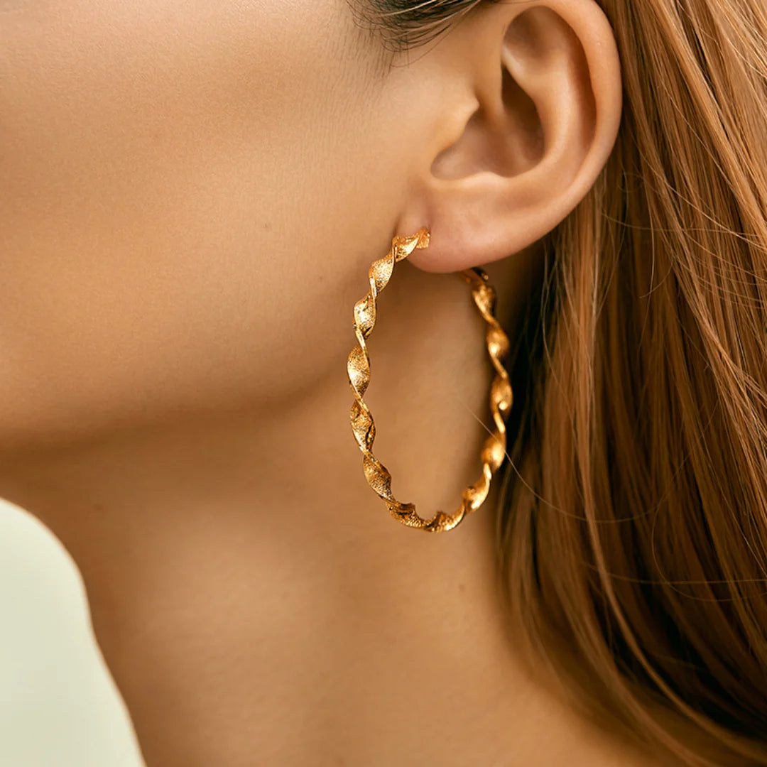 GOLDEN TWIST HOOP EARRING