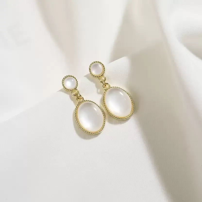 GOLDEN OVAL ELEGANCE EARRING